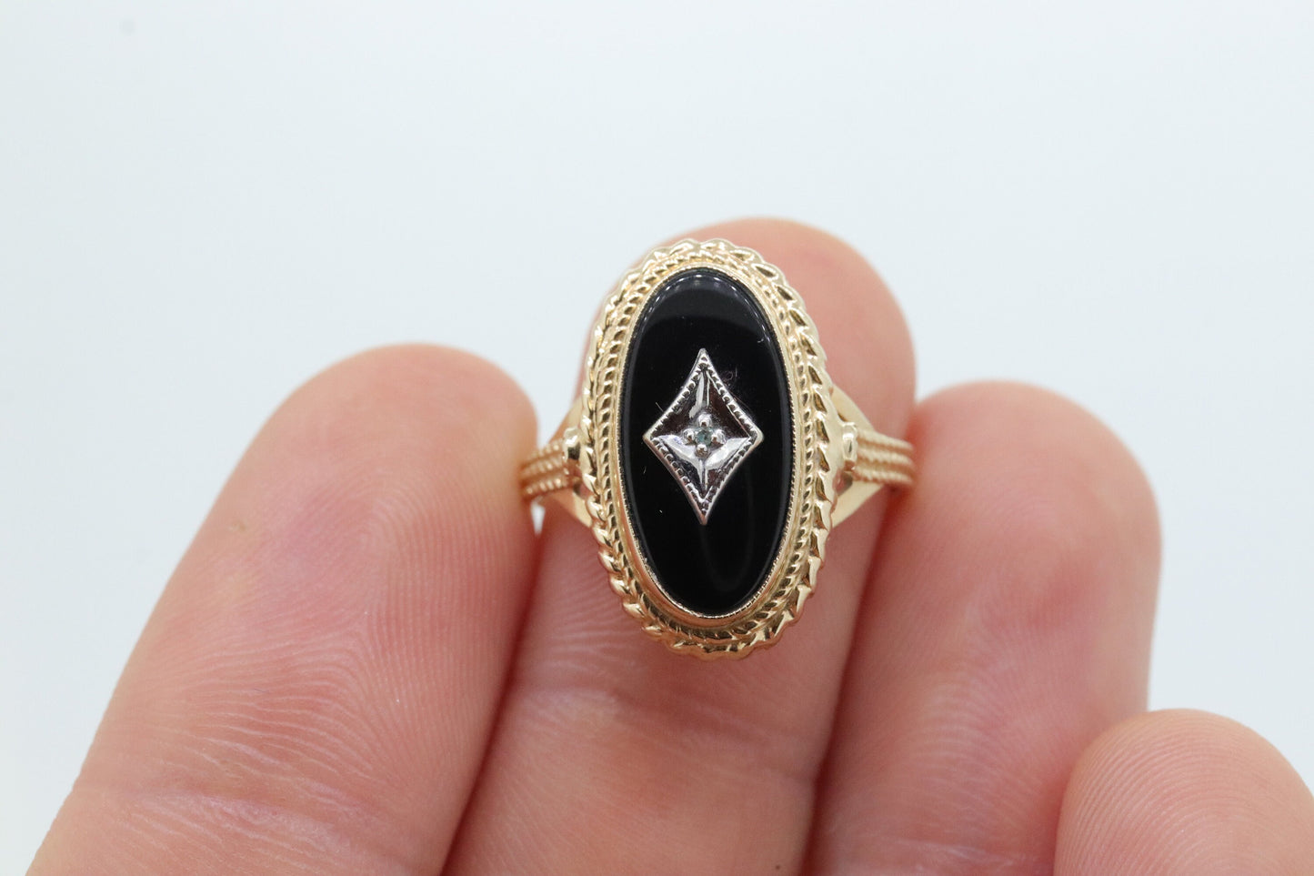 10k ONYX and diamond ring. Oval Onyx bezel set victorian mourning ring. PSCO. st(86)