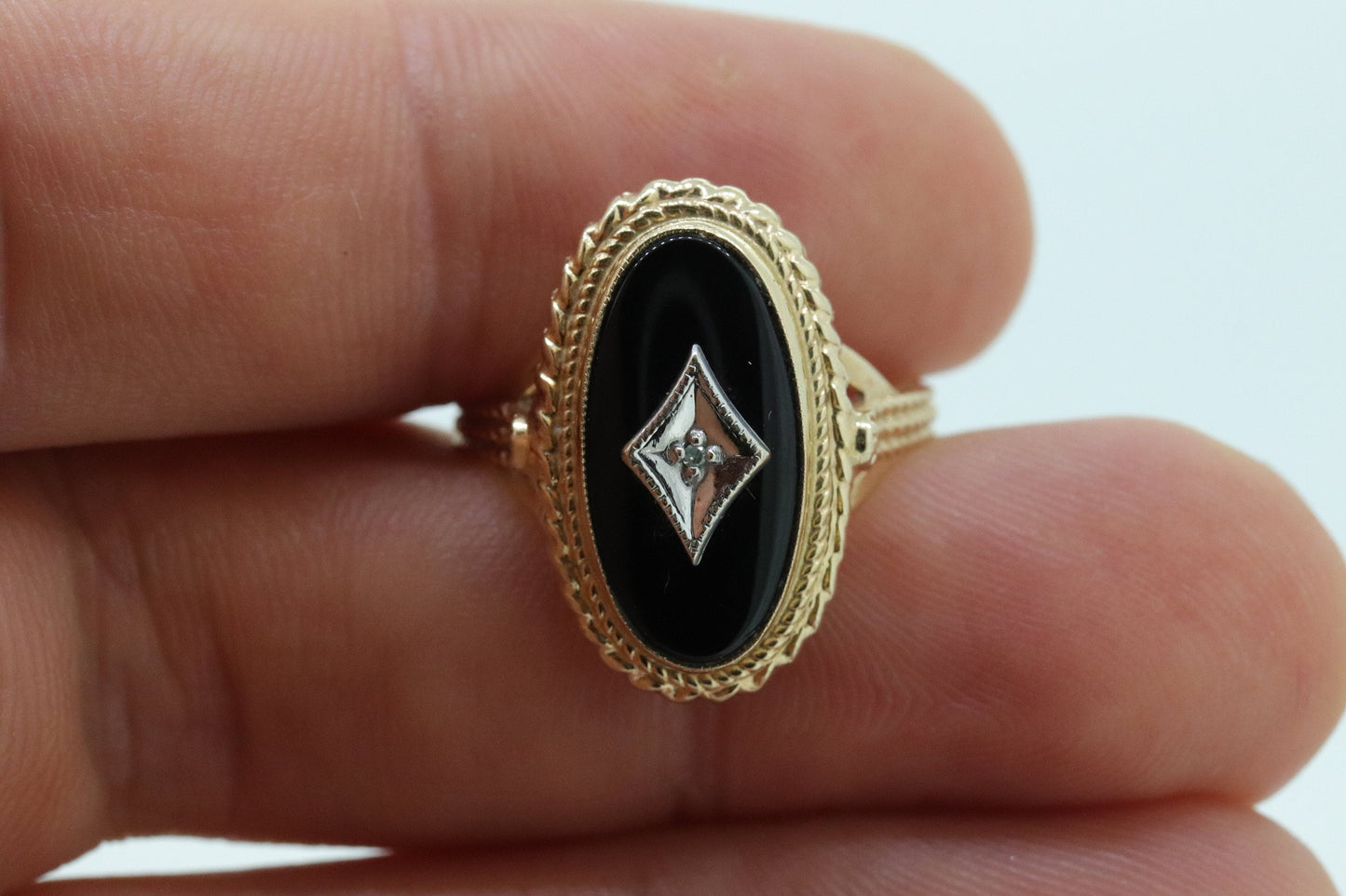 10k ONYX and diamond ring. Oval Onyx bezel set victorian mourning ring. PSCO. st(86)