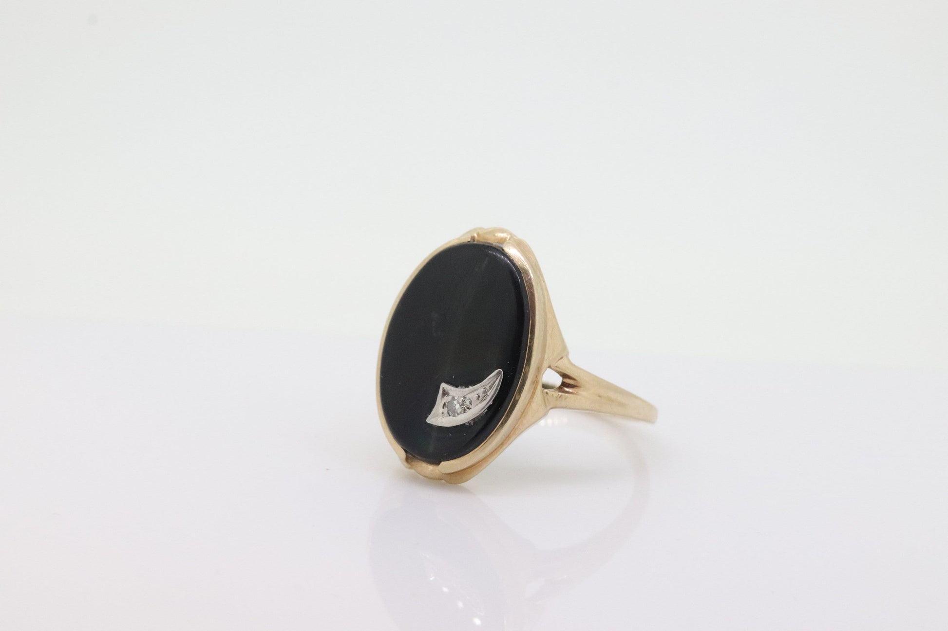 10k ONYX and diamond ring. Shooting Star Onyx ring. Oval Large Onyx bezel set victorian mourning ring. 1950s Ring. st(53)