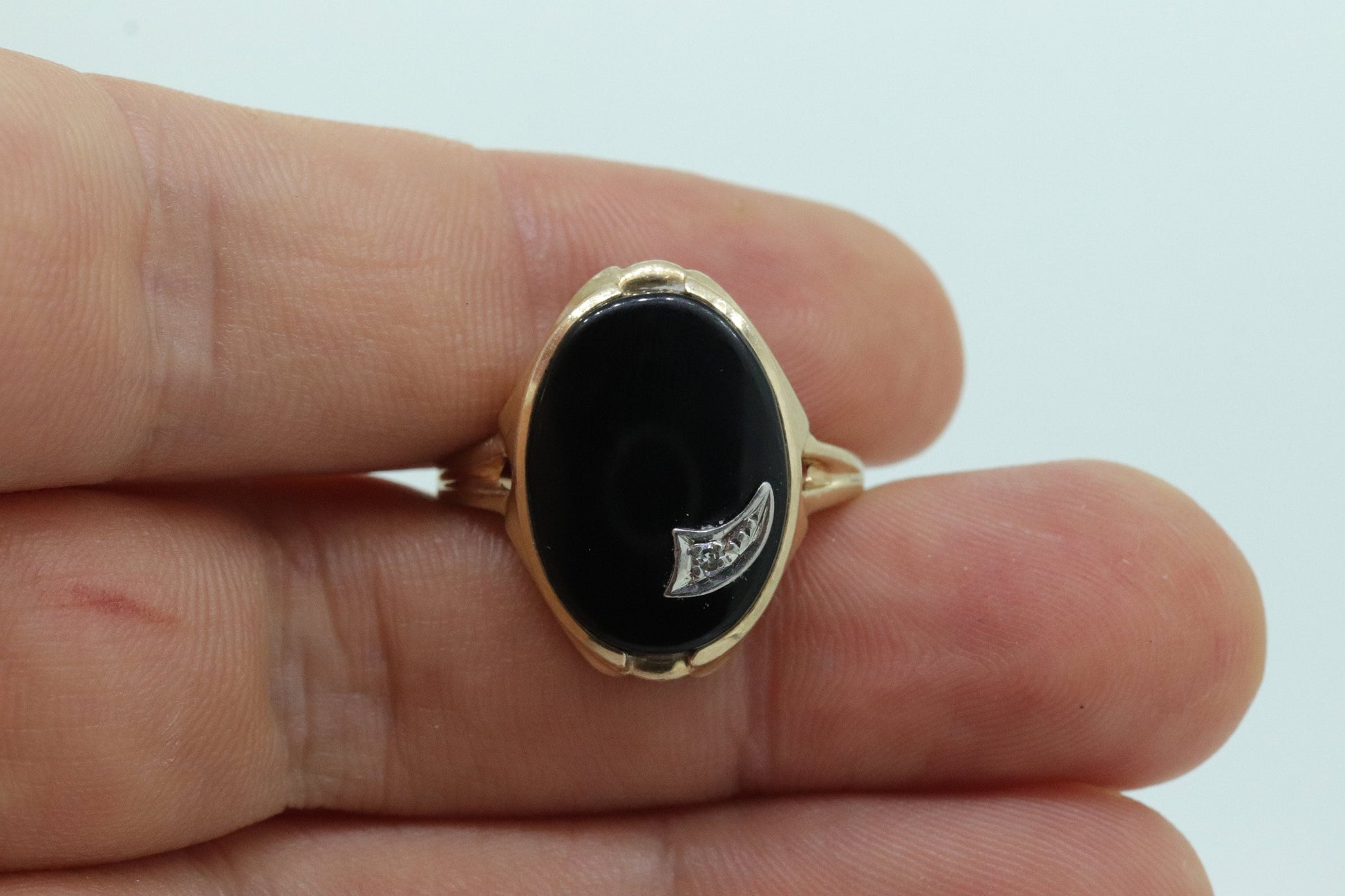 10k ONYX and diamond ring. Shooting Star Onyx ring. Oval Large Onyx bezel set victorian mourning ring. 1950s Ring. st(53)