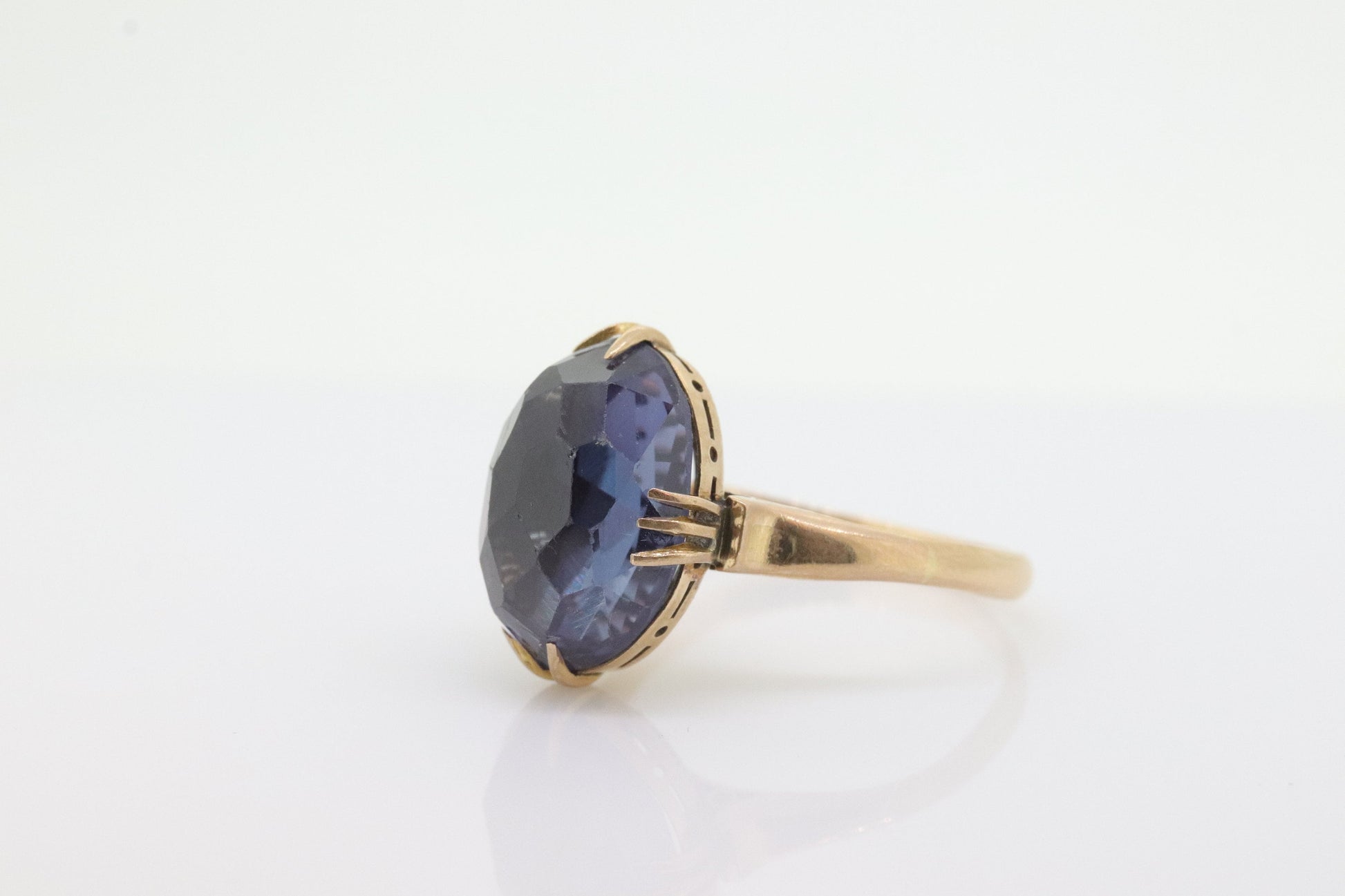 Victorian Alexandrite Ring. 18k Gold Antique claw setting oval cabochon faceted ALEXANDRITE ring. st(161)