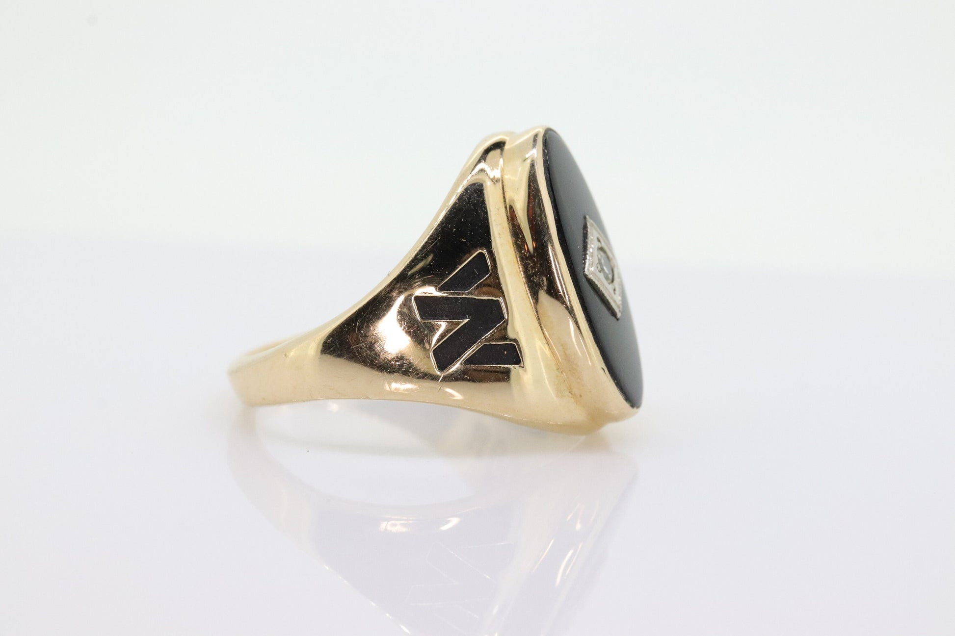 10k ONYX and diamond ring. Onyx and diamond yellow gold W 30 Year Anniversary st75