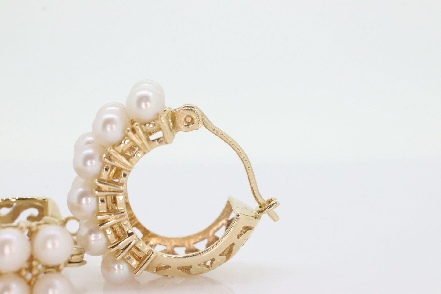 14k Pearl cluster Huggies Huggie Cuff Earrings. Pearls Hoop Twin Pearl Earrings. Bridal Pearl earrings. Wedding st(66)