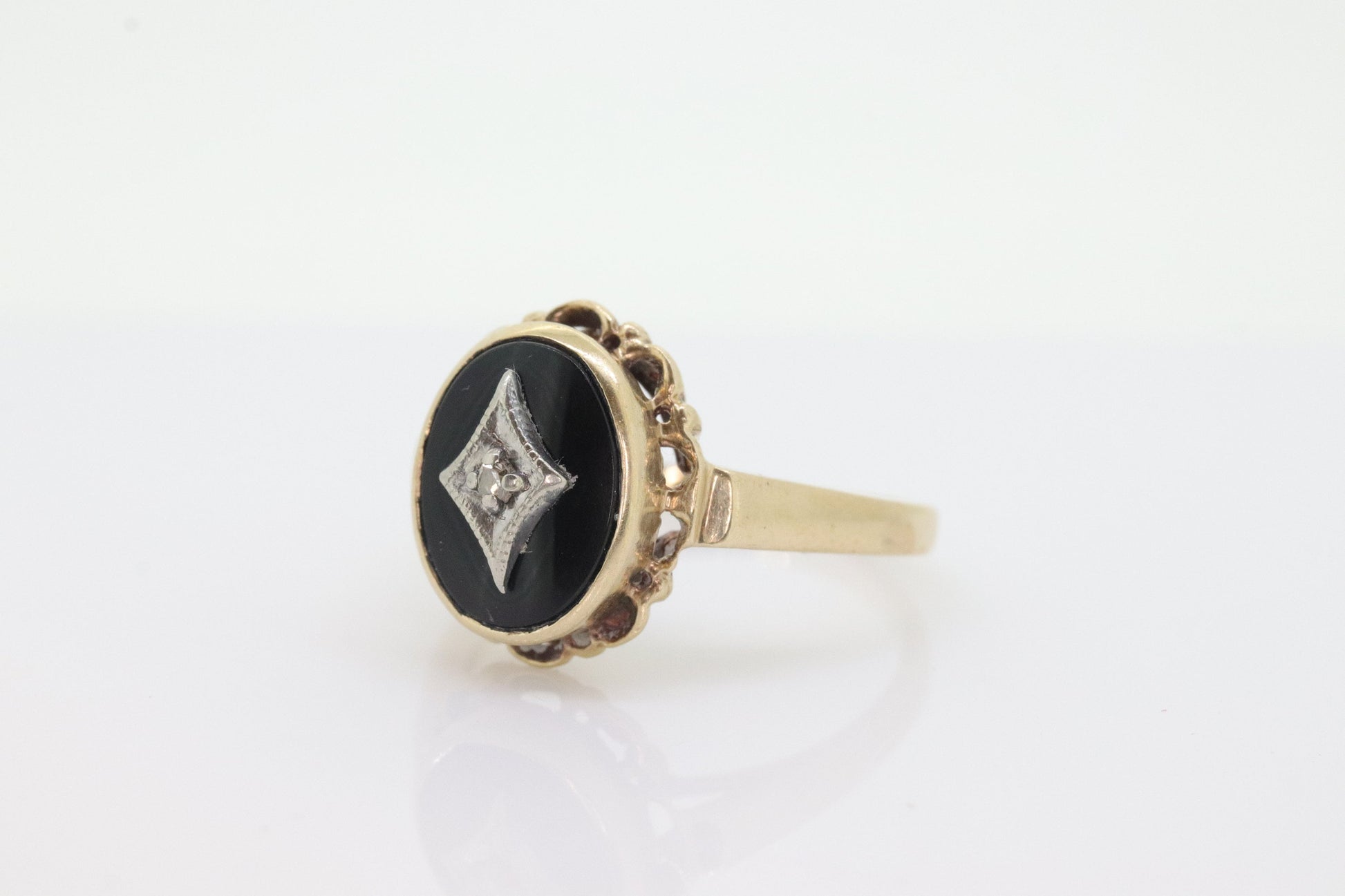 10k ONYX and diamond ring. Oval Onyx bezel set victorian mourning ring. st(196)