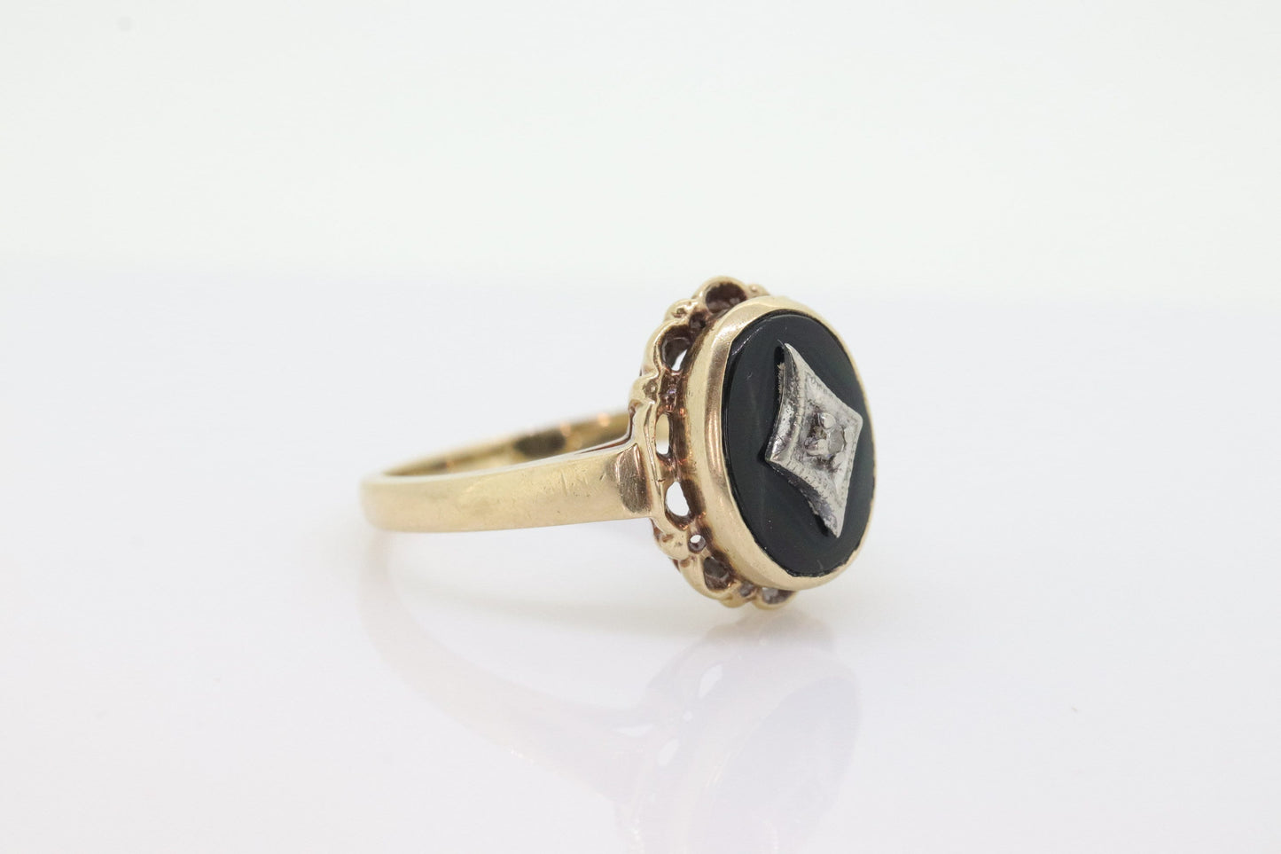 10k ONYX and diamond ring. Oval Onyx bezel set victorian mourning ring. st(196)