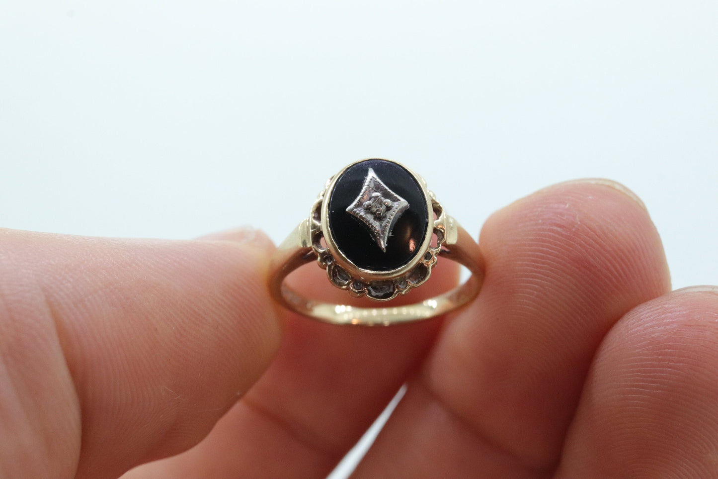 10k ONYX and diamond ring. Oval Onyx bezel set victorian mourning ring. st(196)