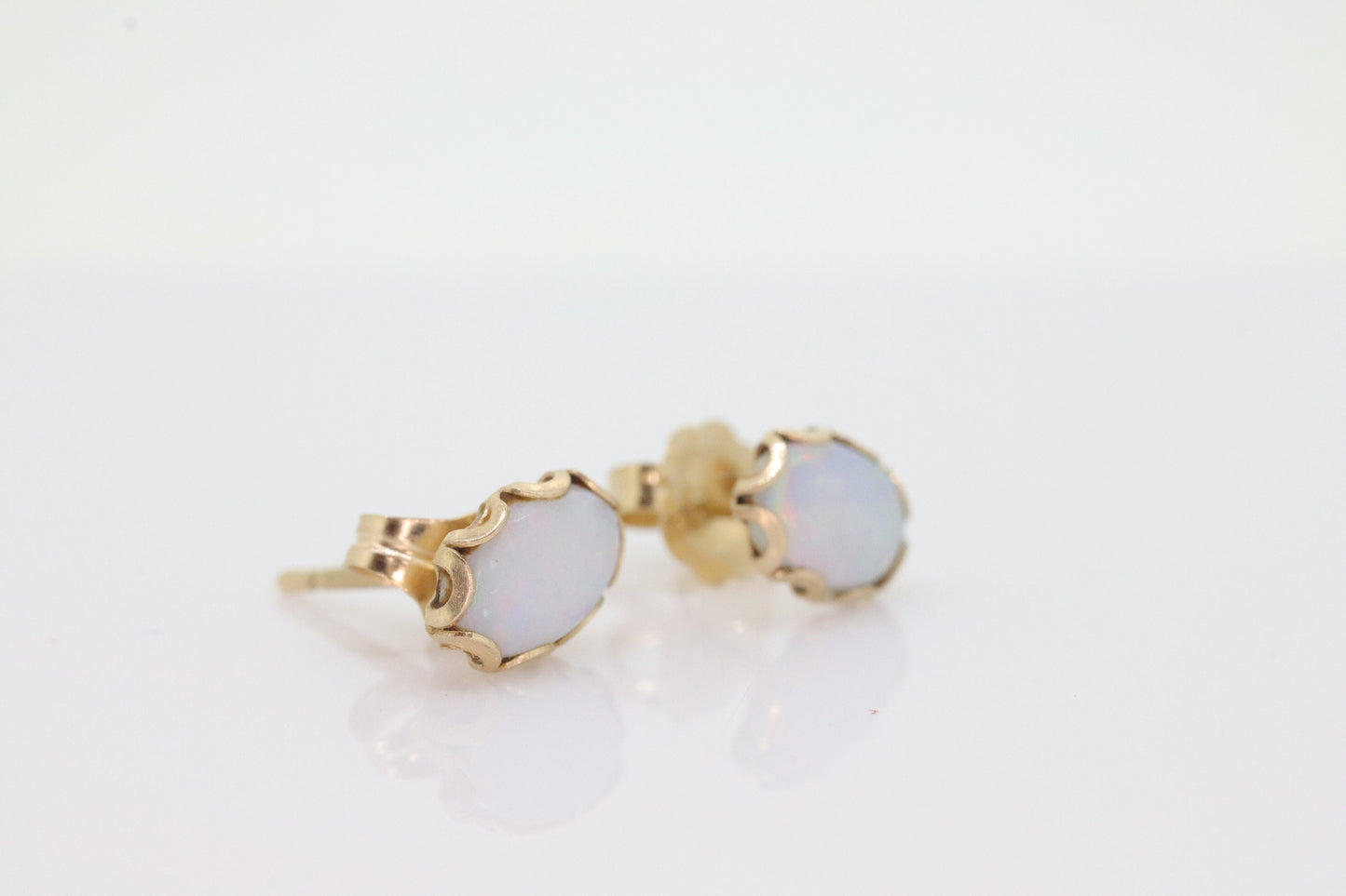 14k Opal Solitaire Stud Earrings. Very Adorable and Cute Earrings. st(40)