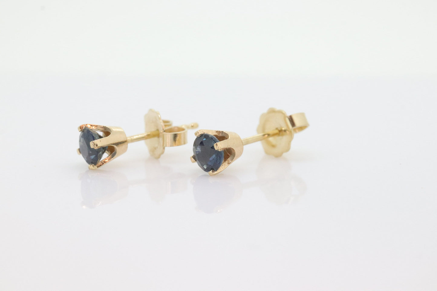 14k Sapphire Stud Earrings. 14k Yellow Gold London Blue Sapphire. Genuine Round Sapphire studs st(43/00)