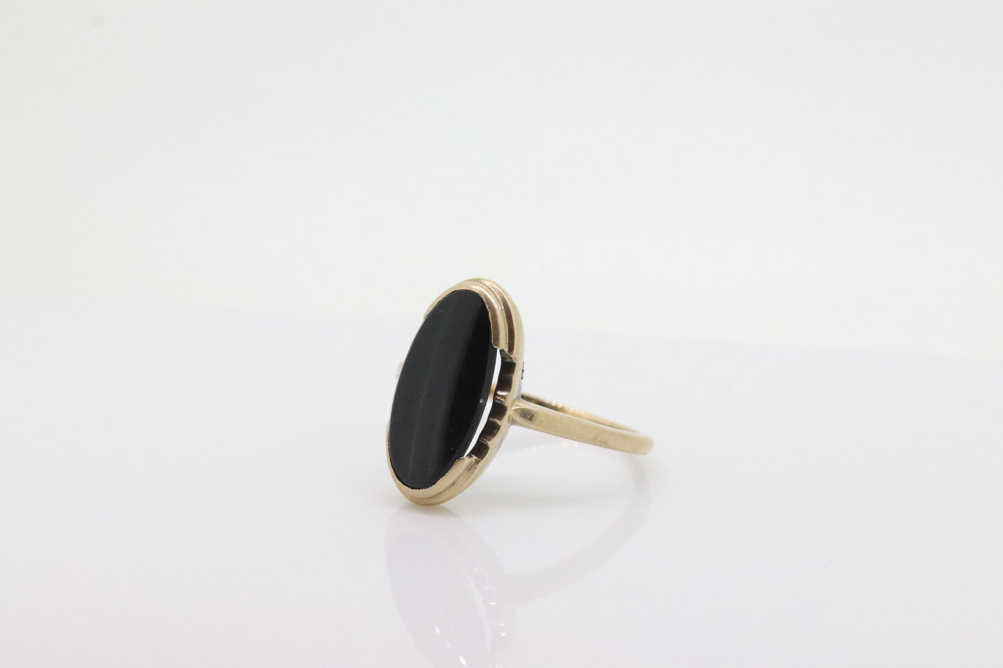 10k ONYX ring. Bezel set Slim Oval Onyx signet ring. 1930s Vintage. Mourning ring. st(55)