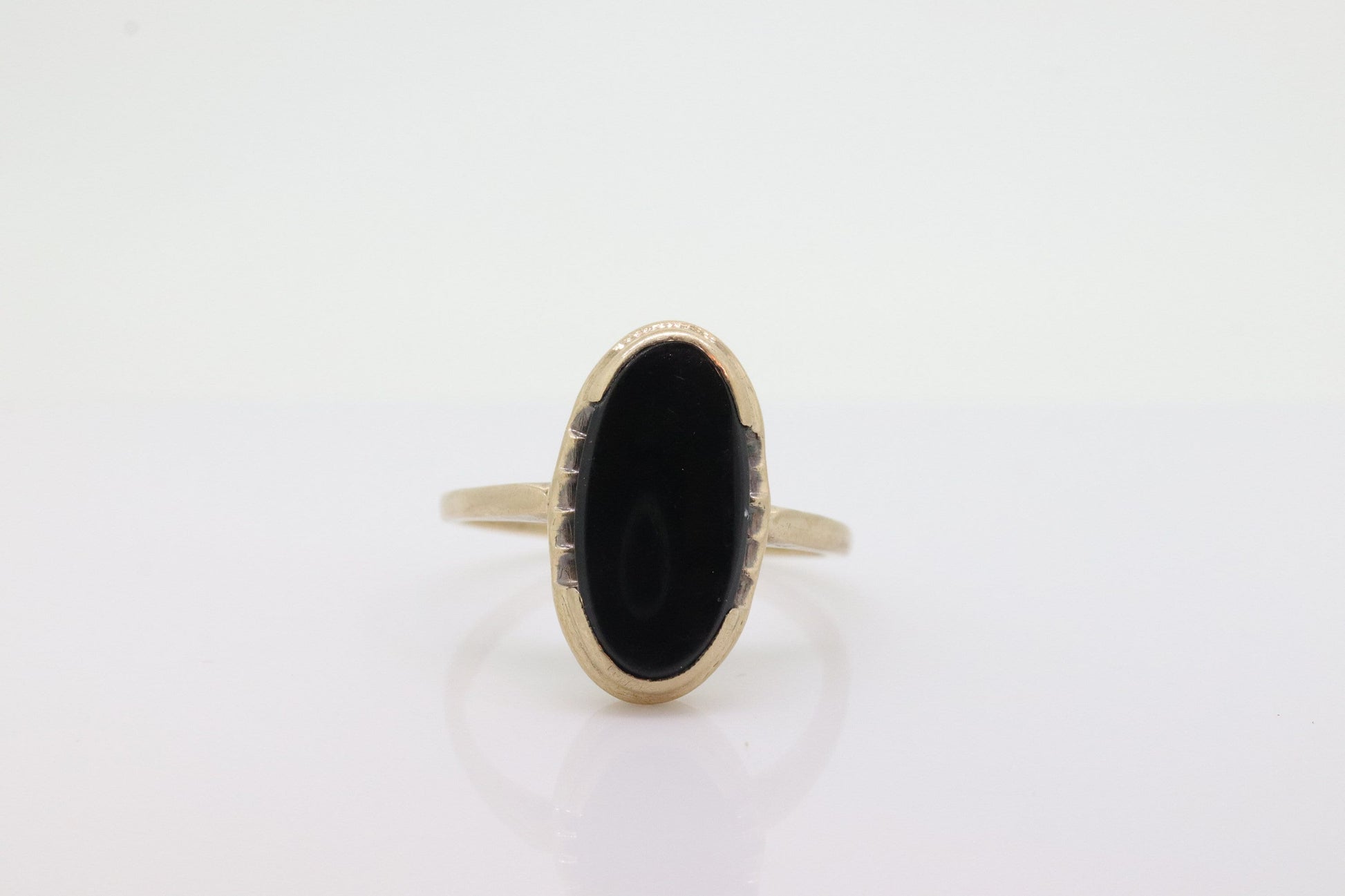 10k ONYX ring. Bezel set Slim Oval Onyx signet ring. 1930s Vintage. Mourning ring. st(55)