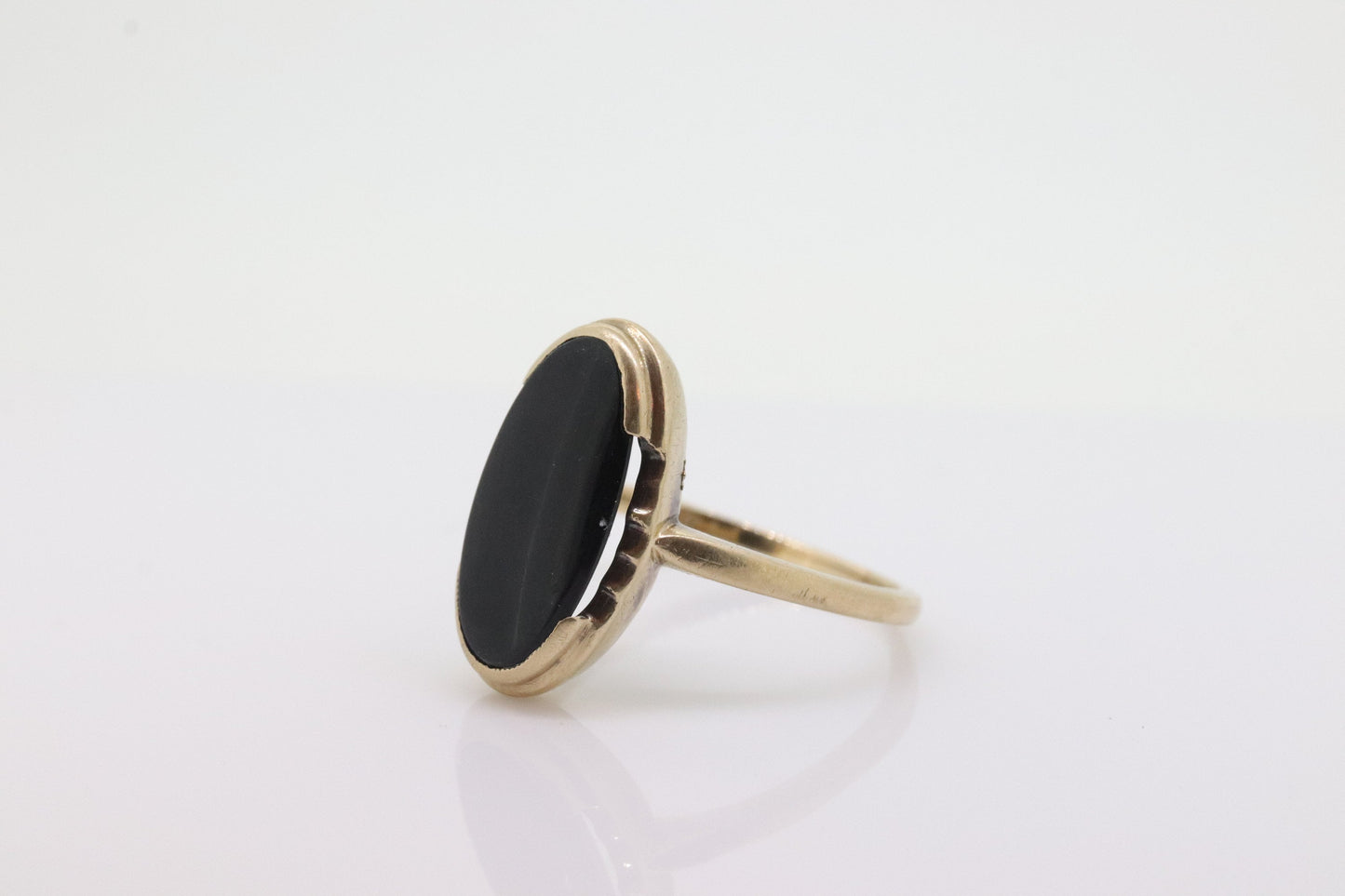 10k ONYX ring. Bezel set Slim Oval Onyx signet ring. 1930s Vintage. Mourning ring. st(55)