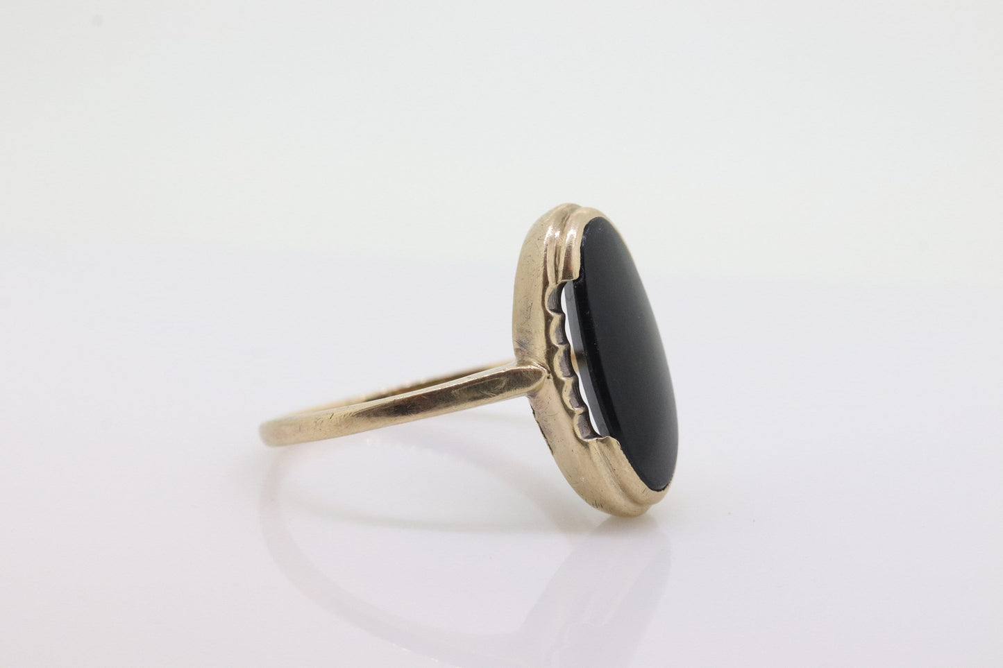 10k ONYX ring. Bezel set Slim Oval Onyx signet ring. 1930s Vintage. Mourning ring. st(55)