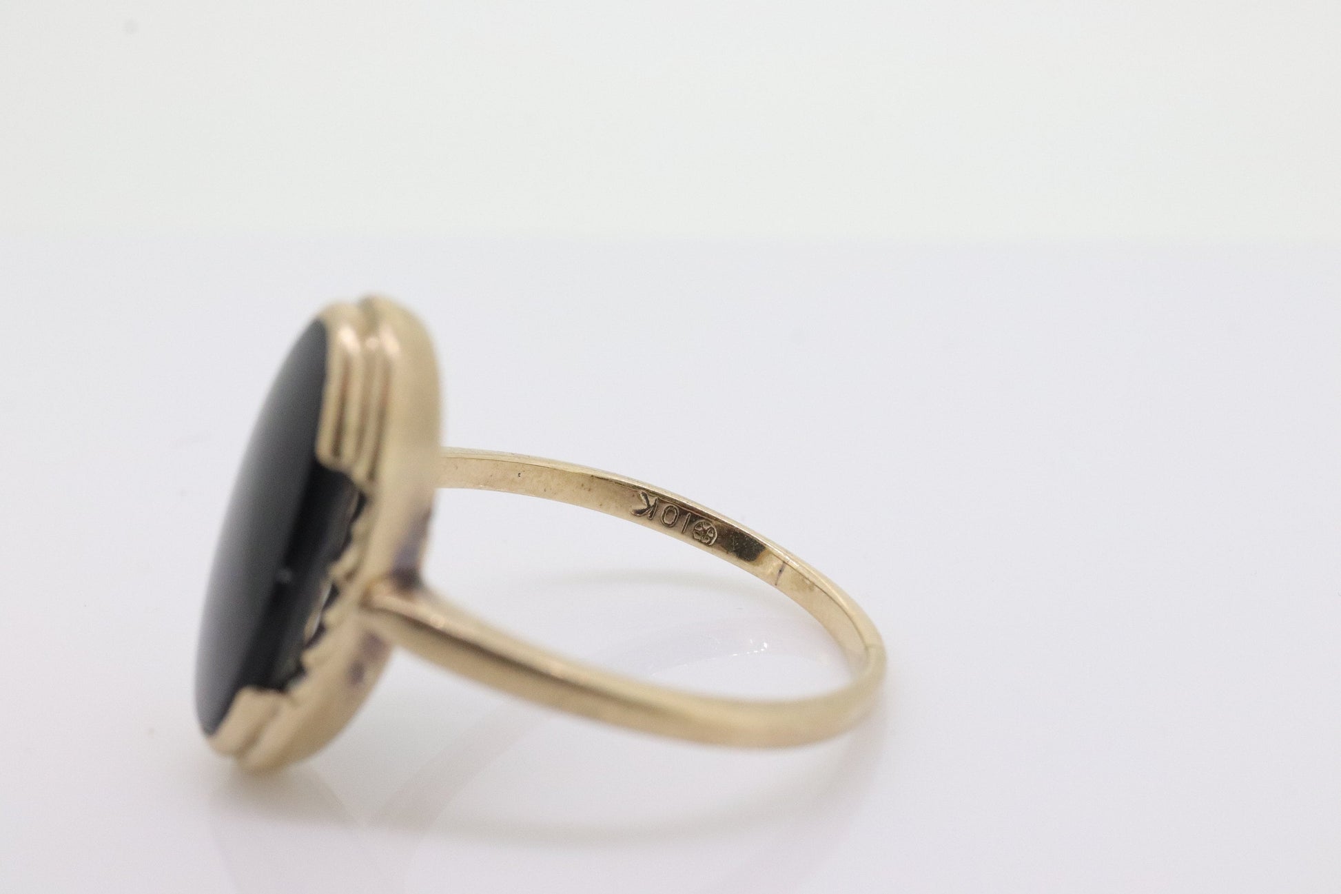 10k ONYX ring. Bezel set Slim Oval Onyx signet ring. 1930s Vintage. Mourning ring. st(55)