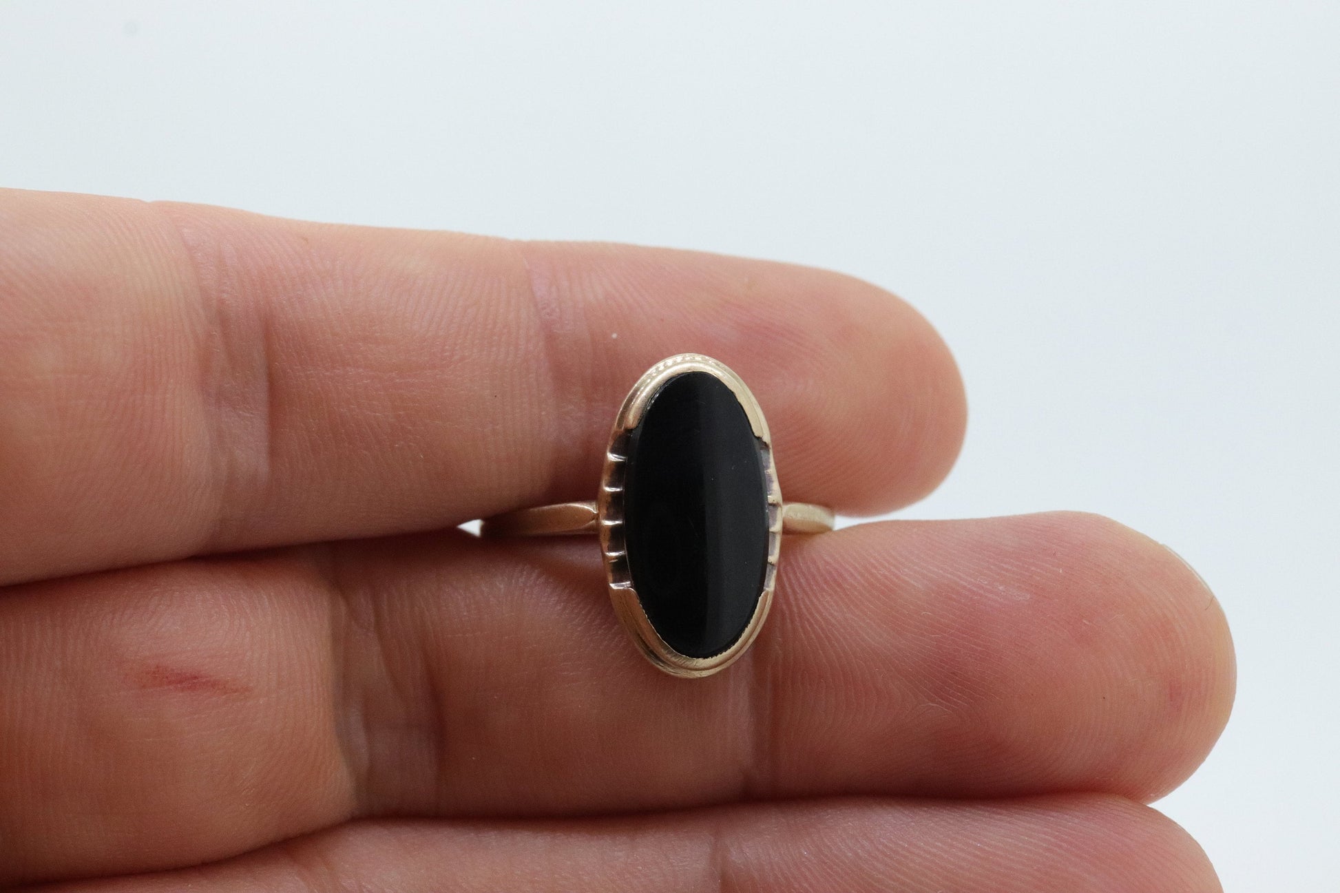 10k ONYX ring. Bezel set Slim Oval Onyx signet ring. 1930s Vintage. Mourning ring. st(55)