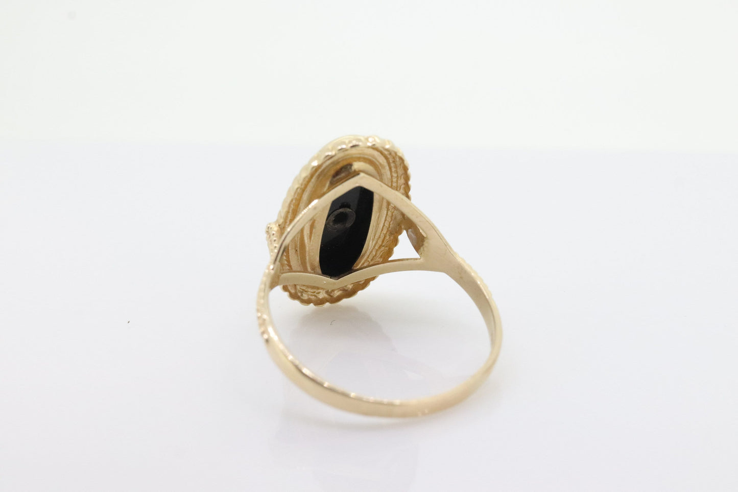 10k ONYX and diamond ring. Oval Onyx bezel set victorian mourning ring. PSCO. st(86)