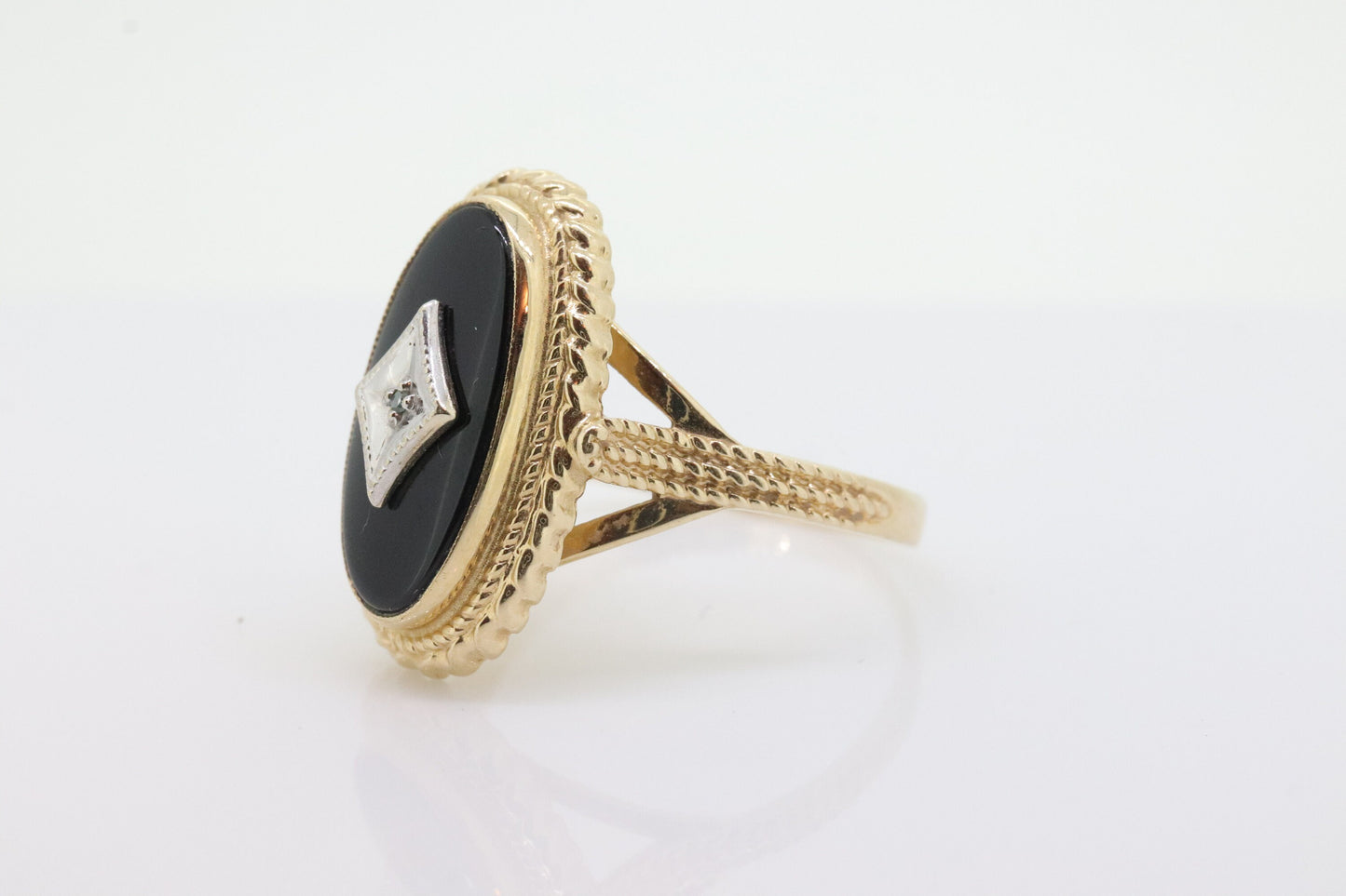 10k ONYX and diamond ring. Oval Onyx bezel set victorian mourning ring. PSCO. st(86)