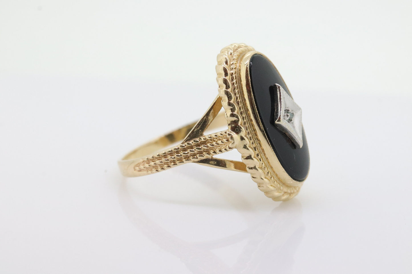 10k ONYX and diamond ring. Oval Onyx bezel set victorian mourning ring. PSCO. st(86)