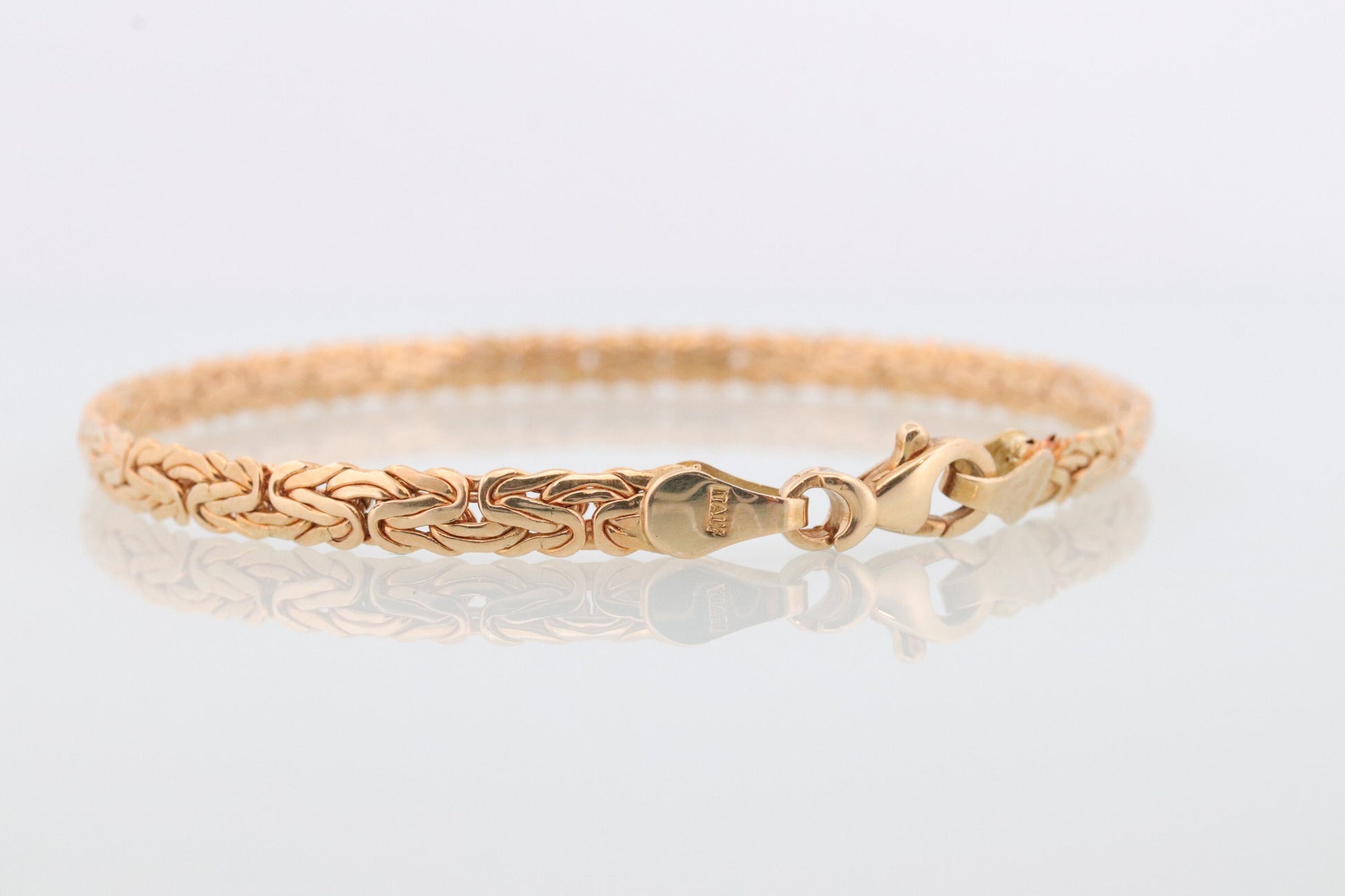 18k Byzantine Bracelet. 18k Yellow Gold Wide Flattened Flat Byzantine Bracelet. Kitsinian 4.0grams 4mm wide. Italy