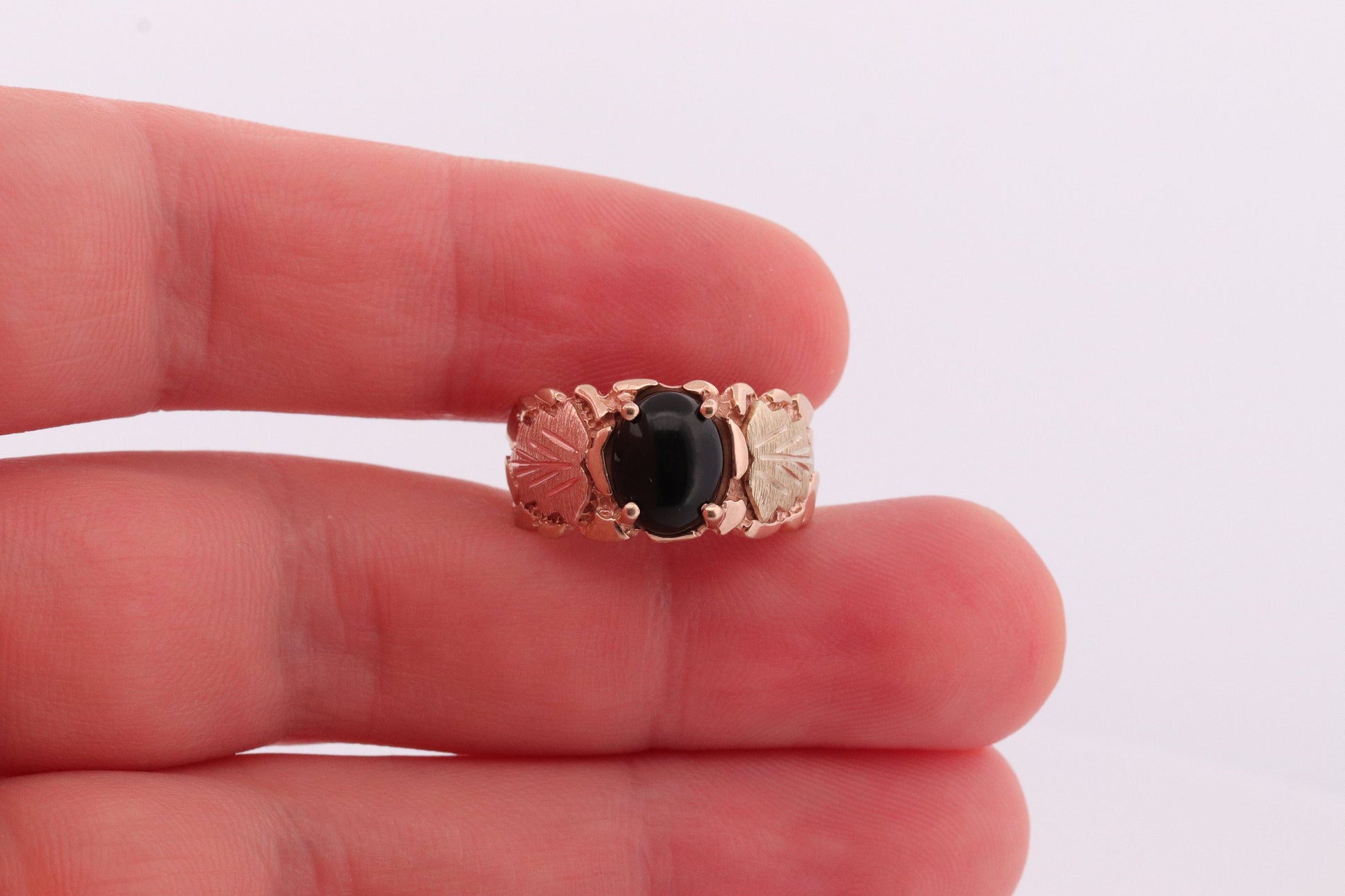 Black Hills Gold Ring. 10k Onyx Cabochon Black Hills Gold Solitaire Ring. 12k Gold Nugget Black Hills band. sz 6.5 (st54)