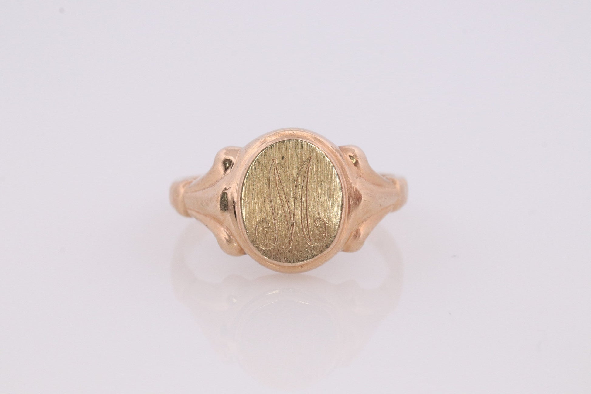 Vintage Signet Ring. 10k Yellow gold. Engraved letter M. Initial M Ring. Engravable Signet ring. MONOGRAMMED M st(62)