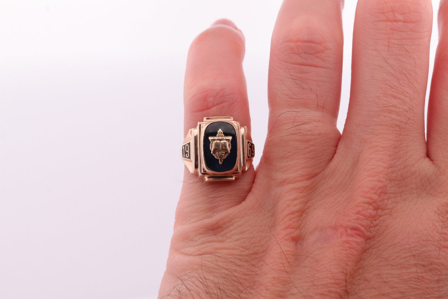 1969 Wyomissing High School Class Graduation ring. 10k Gold with oval Topaz glass solitaire. SCHWEMMER Made st(62)