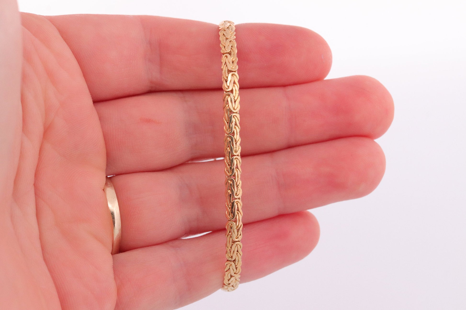 18k Byzantine Bracelet. 18k Yellow Gold Wide Flattened Flat Byzantine Bracelet. Kitsinian 4.0grams 4mm wide. Italy