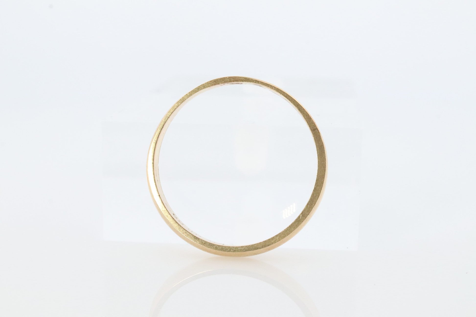 14k Band. 14k Yellow Gold thin half round band. Sz 7.75 2.5mm wide HILCO