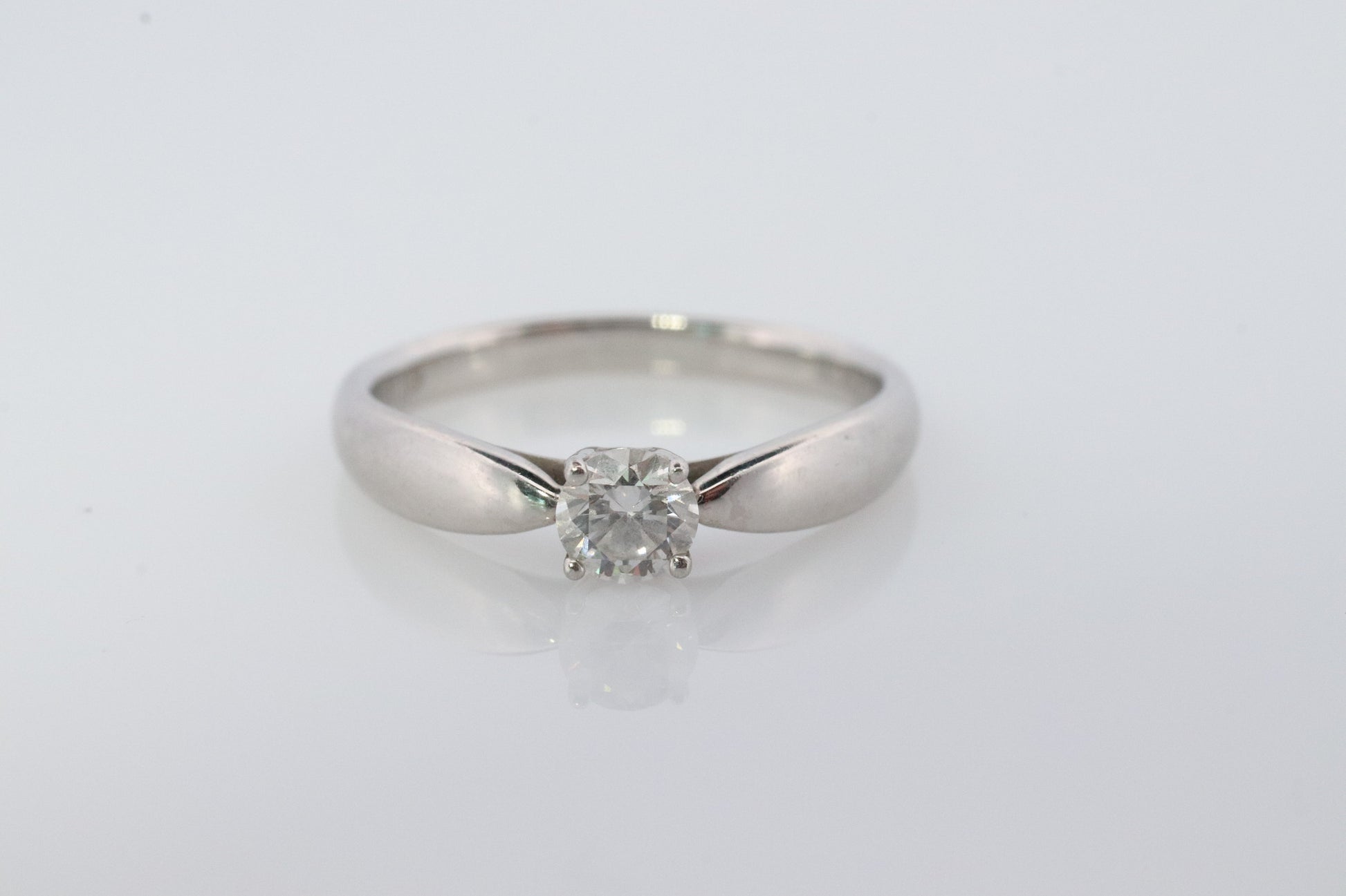 Vintage Tiffany and Co. Diamond Ring. Authentic 0.19ct Tiffany HARMONY Platinum Diamond Solitaire Ring. T&CO Engagement ring