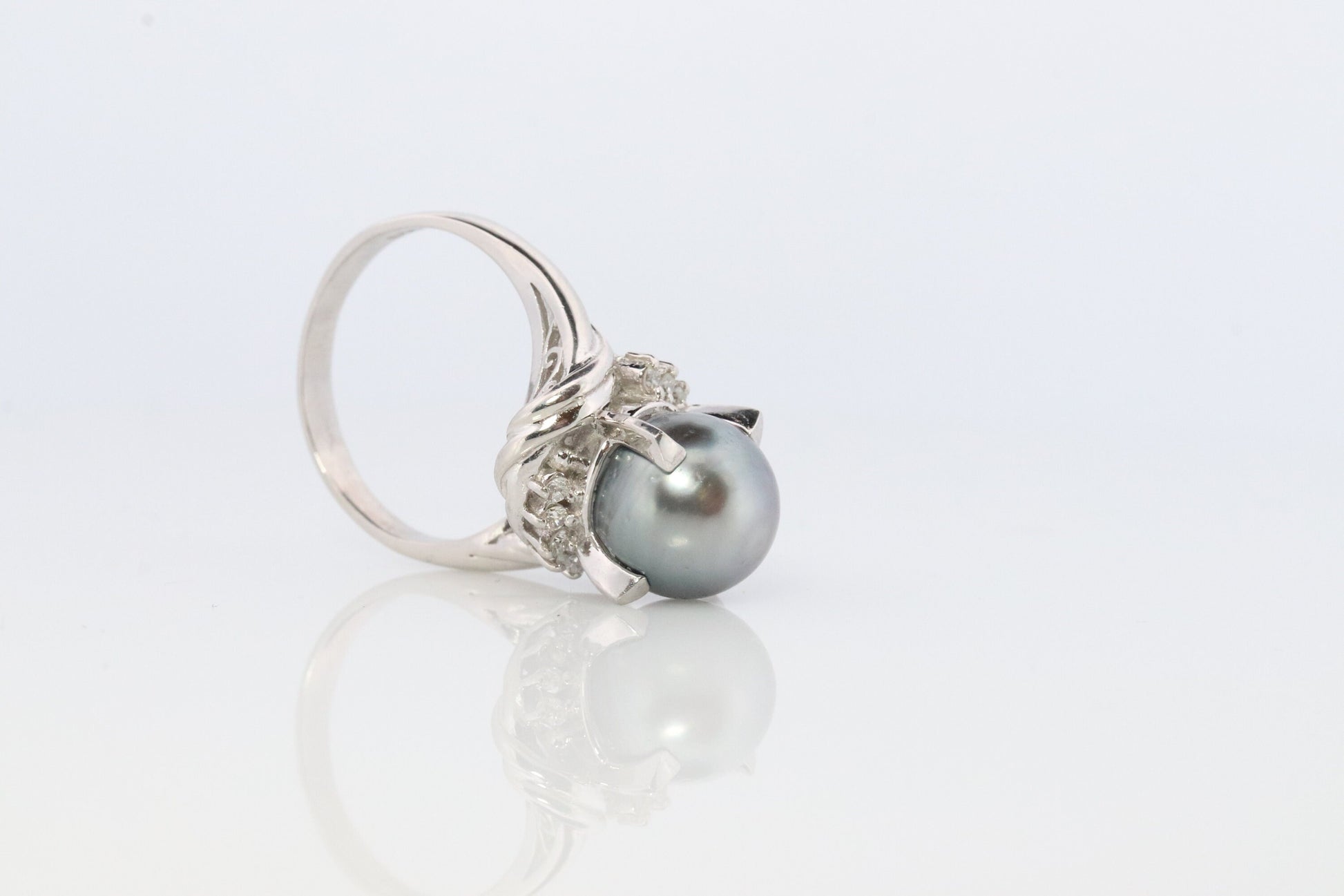 Vintage Tahitian Pearl and Diamond Solitaire ring. Platinum PT900 Large BLACK Tahitian Pearl Halo Ring.