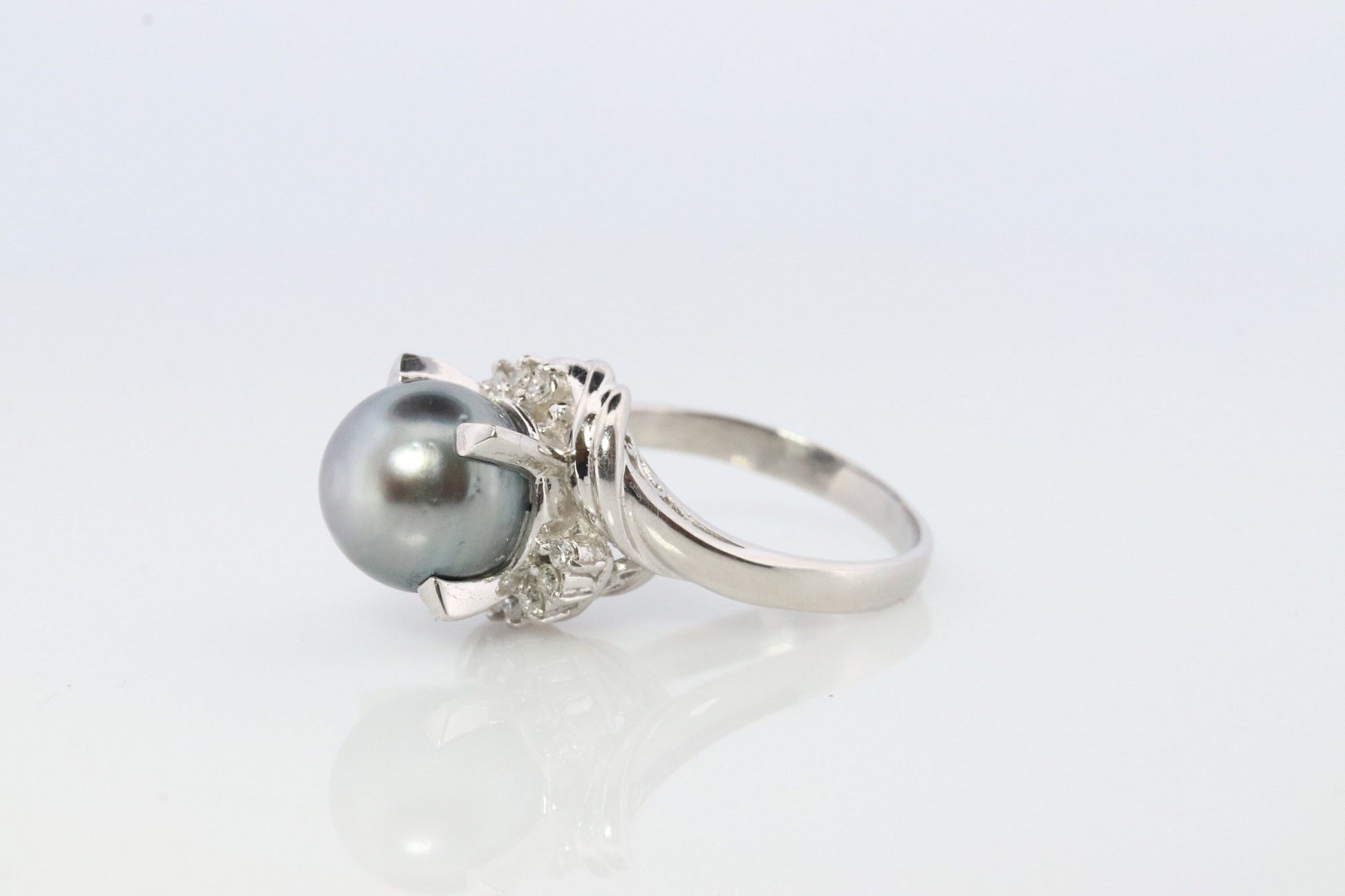 Vintage Tahitian Pearl and Diamond Solitaire ring. Platinum PT900 Large BLACK Tahitian Pearl Halo Ring.