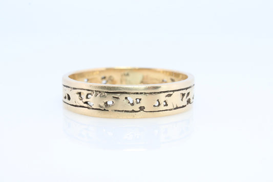 14k Wide Filigree Daisy Ornate band. Vintage Flower Embossed engraved design. Size12 4.4gram