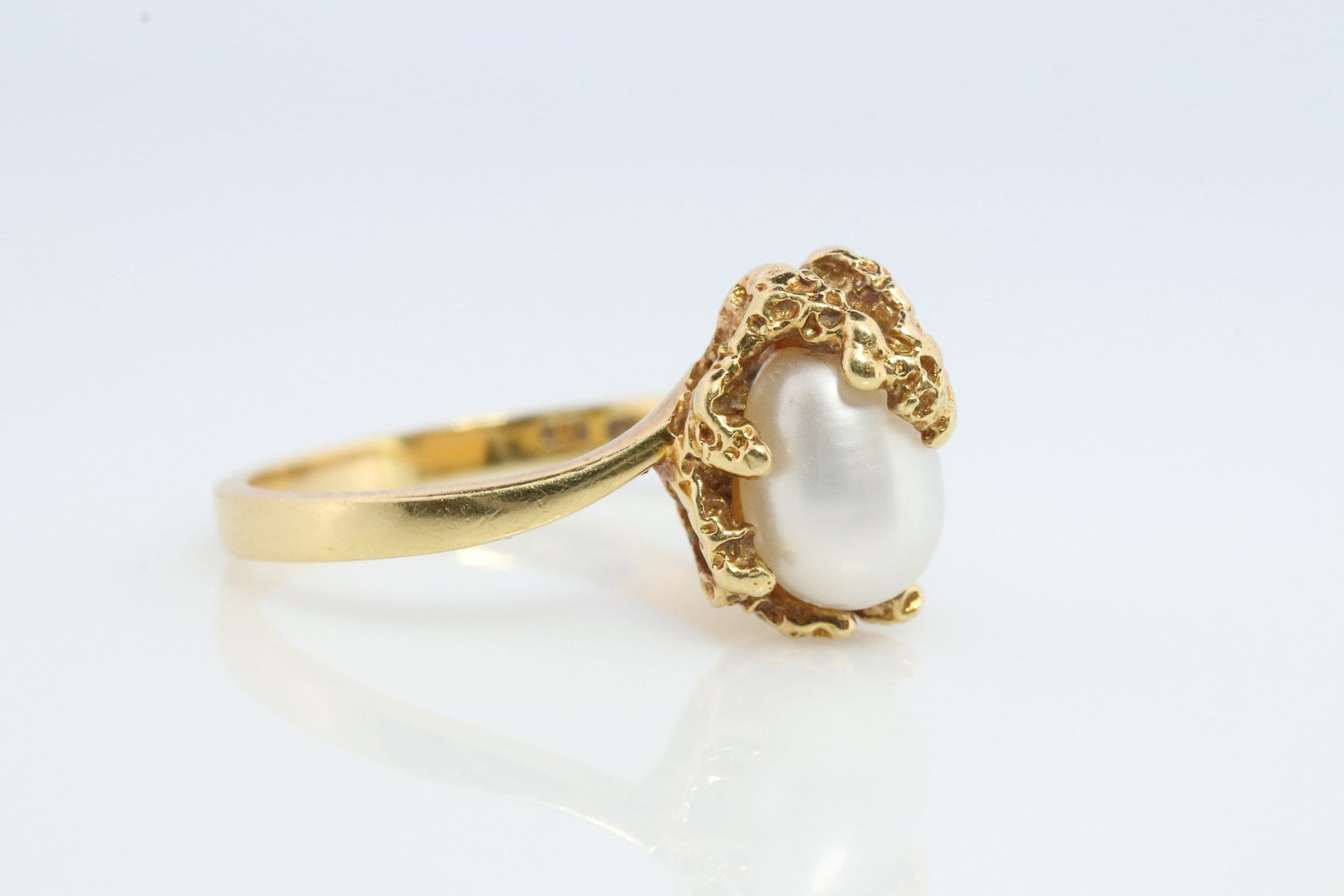 Mikimoto Ring. Vintage 18k Gold Mikimoto Pearl Solitaire. Mikimoto Pearl Natural Raw Nugget Design.