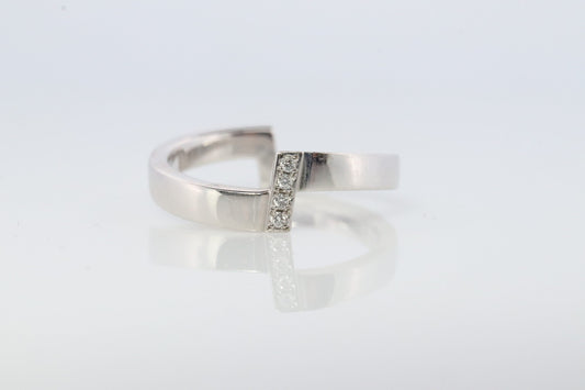 Mikimoto Ring. Vintage 750 Mikimoto Diamond Shifted ring. Mikimoto Diamond Cluster Bombe band. Mikimoto 18k White Gold Wedding band