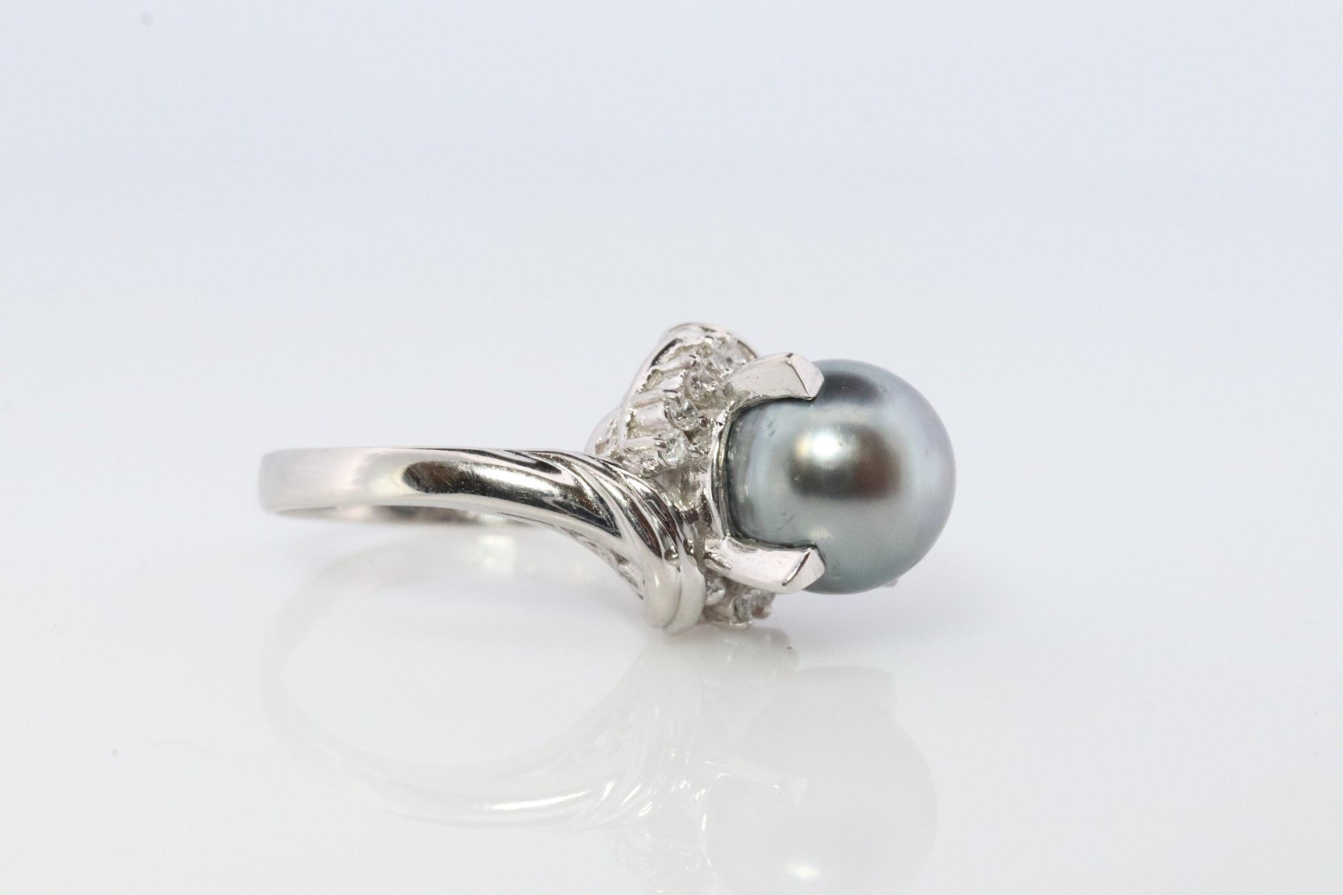 Vintage Tahitian Pearl and Diamond Solitaire ring. Platinum PT900 Large BLACK Tahitian Pearl Halo Ring.