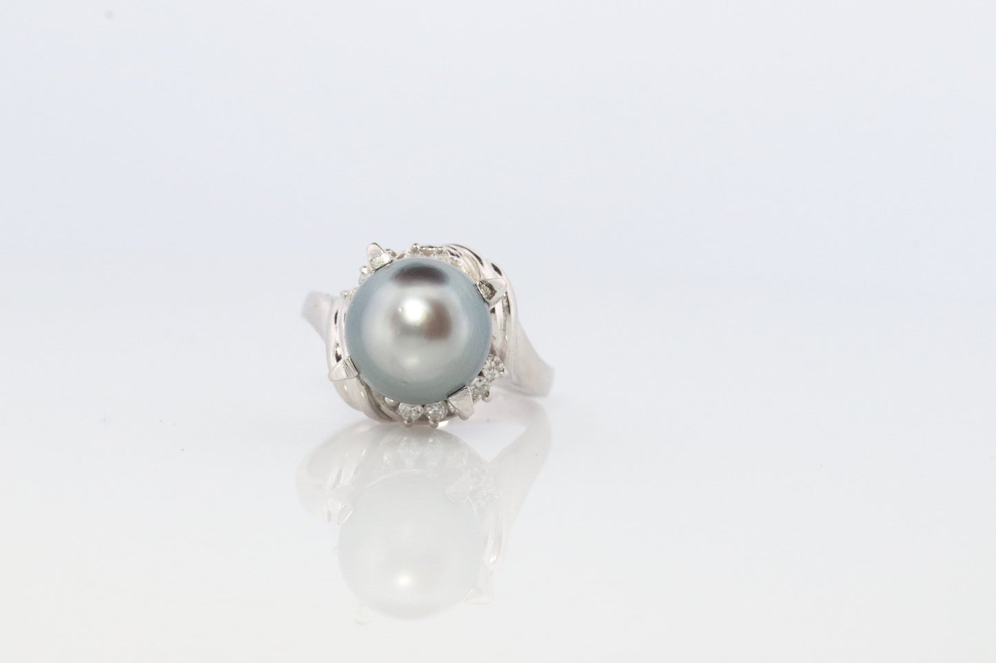 Vintage Tahitian Pearl and Diamond Solitaire ring. Platinum PT900 Large BLACK Tahitian Pearl Halo Ring.